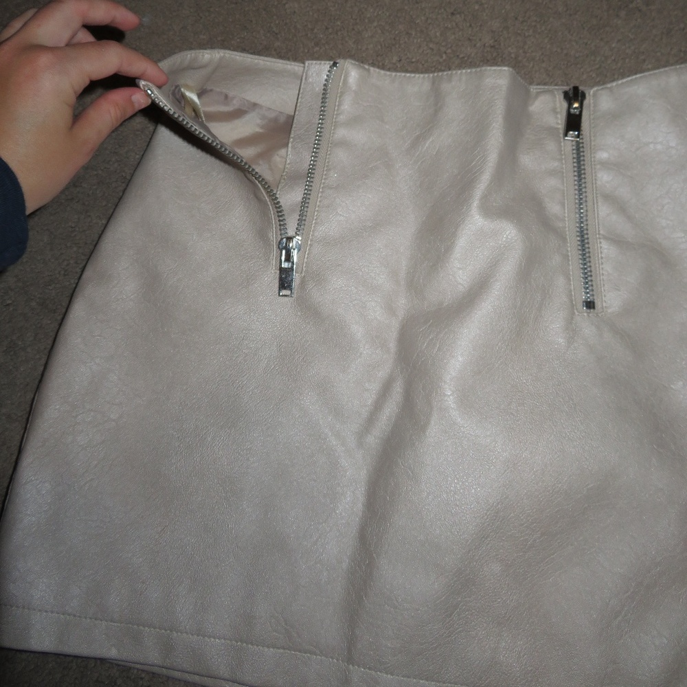 Forever 21 mini leather skirt sz. M ✨